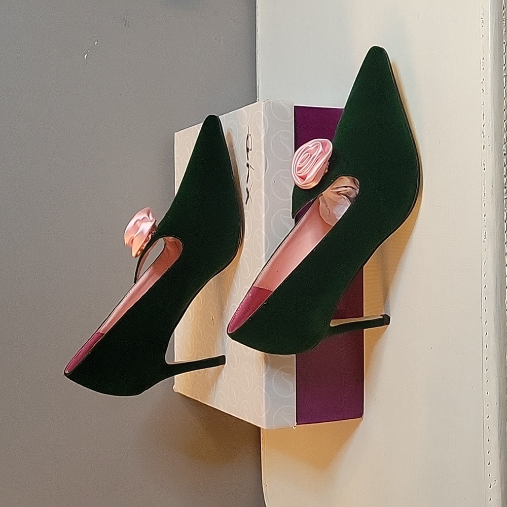 Beautiful XYD Greed Velvet Shoes w/Pink Satin Rose. NWT Size 9.5